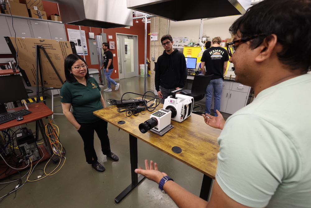 Lulin Jiang instructs students in her Baylor engineering lab.
